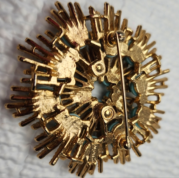 Vintage Avon gold tone and faux cabochon turquoise stones starburst brooch. - Picture 2 of 3